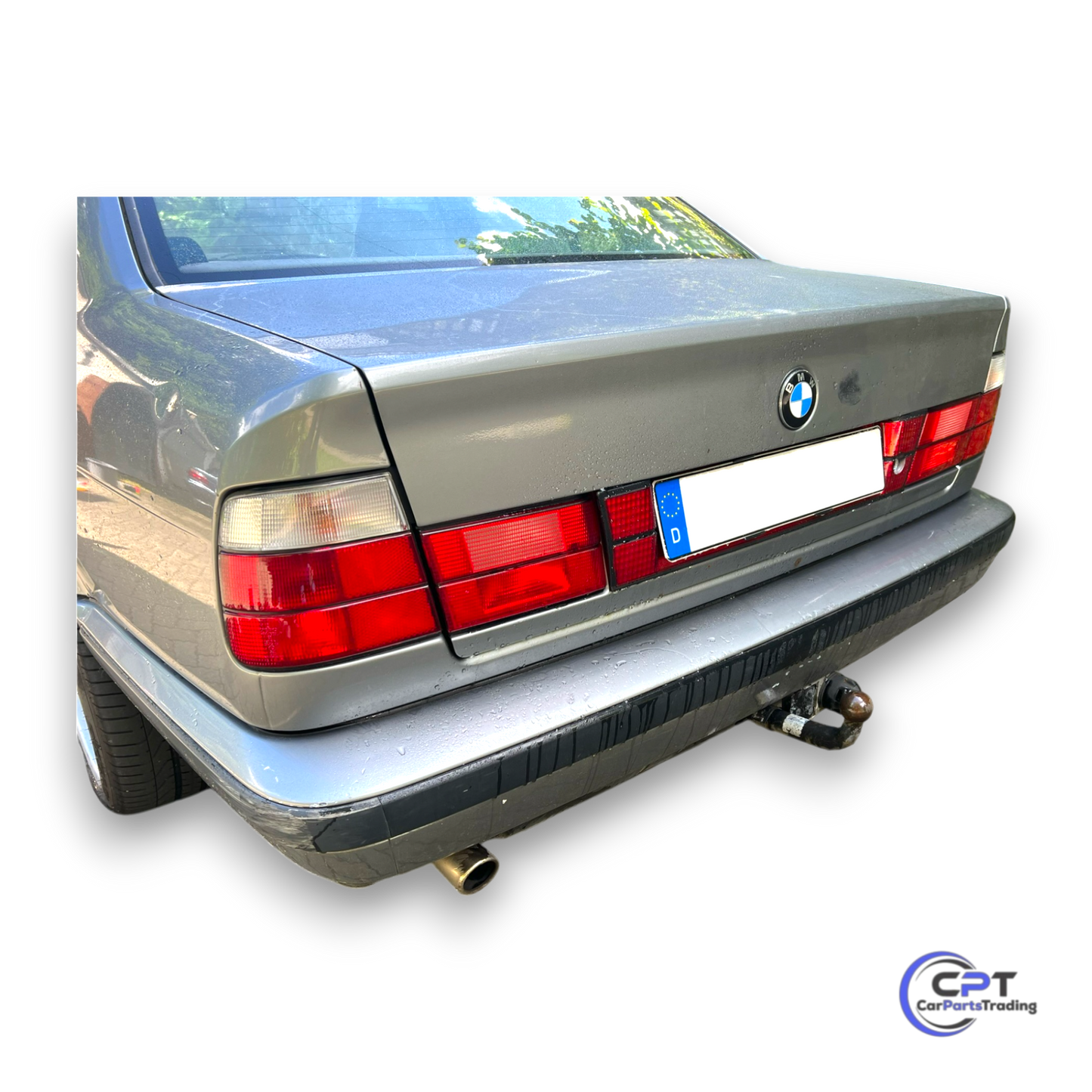 Montierte rote Heckblende auf einer BMW E34 Limo - Nahtlose Rückleuchten-Verbindung im Hella-Design für eine sportliche, moderne Optik.