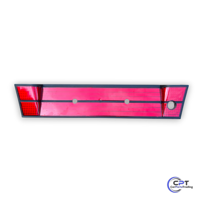 Rote Heckblende für BMW E34 Limousine - Hella-Design, durchgängig verbundene Rückleuchten für eine sportliche und moderne Rückansicht.