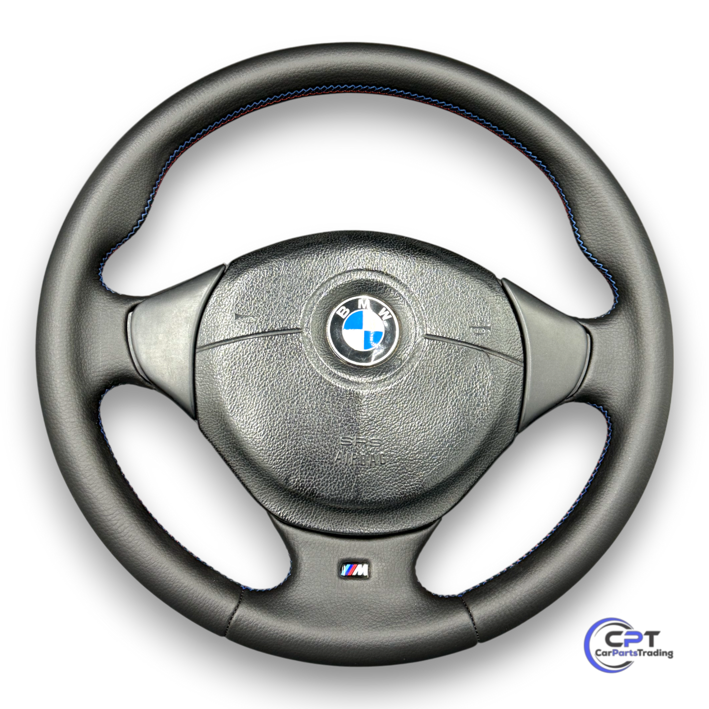 Frontalansicht des neu bezogenen BMW M Lenkrads – sportliches Design mit Echtlederbezug


