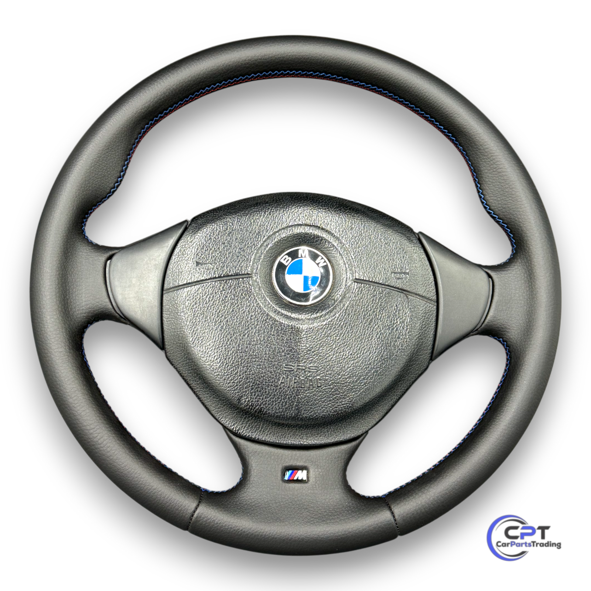 Frontalansicht des neu bezogenen BMW M Lenkrads – sportliches Design mit Echtlederbezug


