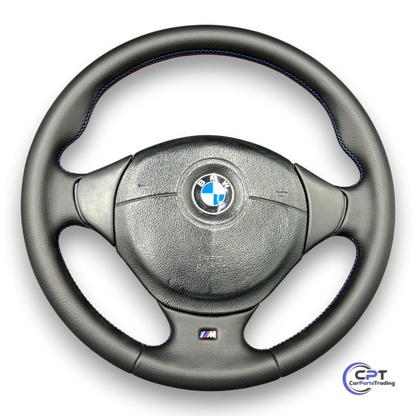 Frontalansicht des neu bezogenen BMW M Lenkrads – sportliches Design mit Echtlederbezug


