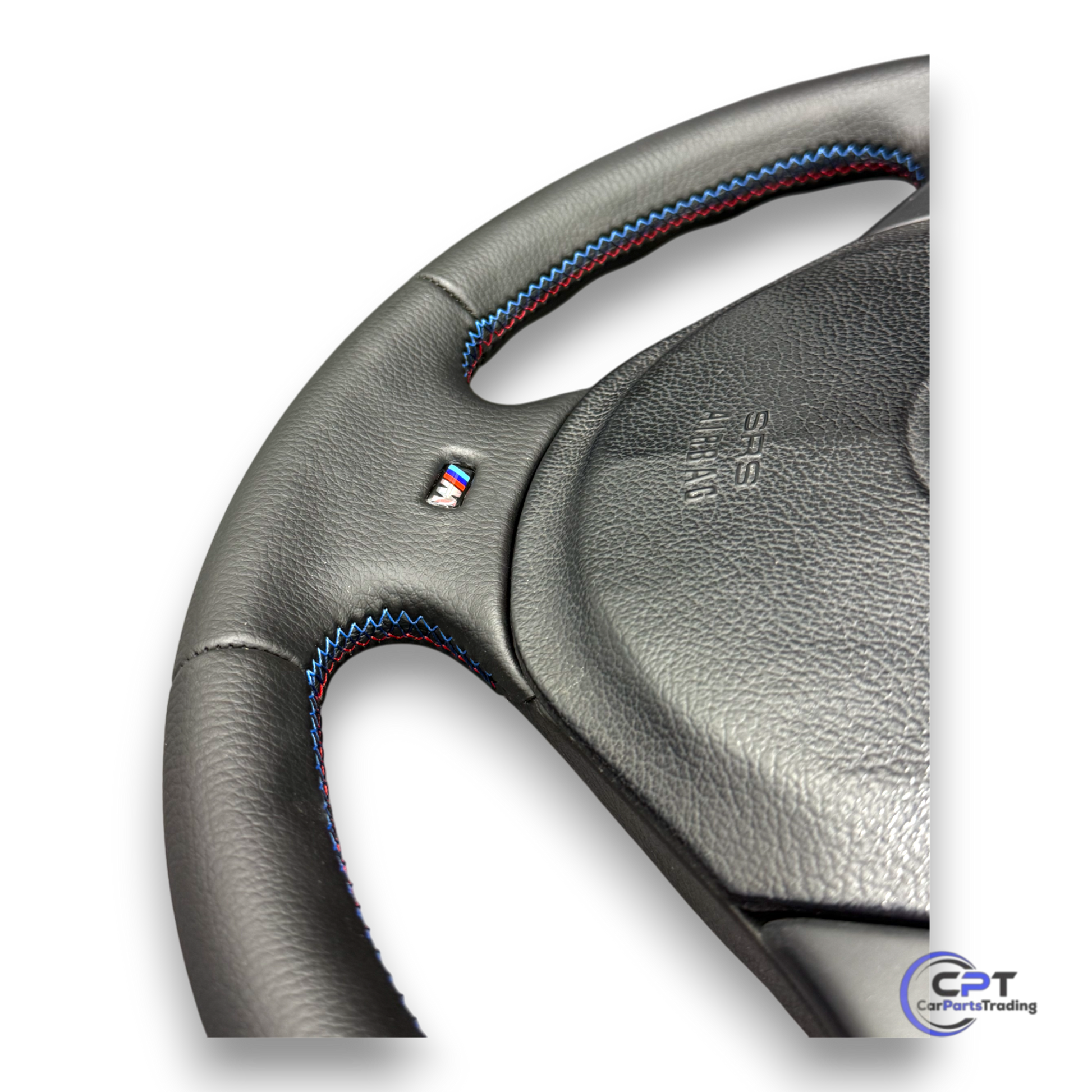 Nahaufnahme der Nahtführung und Lederstruktur – hochwertig verarbeitetes M Sportlenkrad

