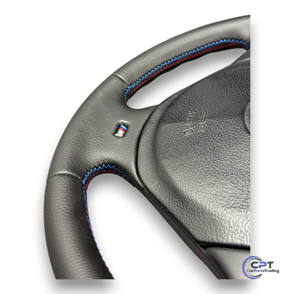 Nahaufnahme der Nahtführung und Lederstruktur – hochwertig verarbeitetes M Sportlenkrad

