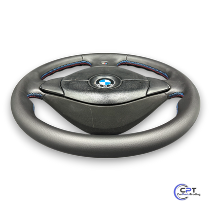 Seitenansicht des BMW M 3-Speichen Lenkrads mit optionaler Chromspange

