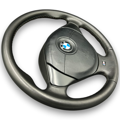 BMW E38 und E39 Facelift M Technik Lenkrad in der Detailansicht von links